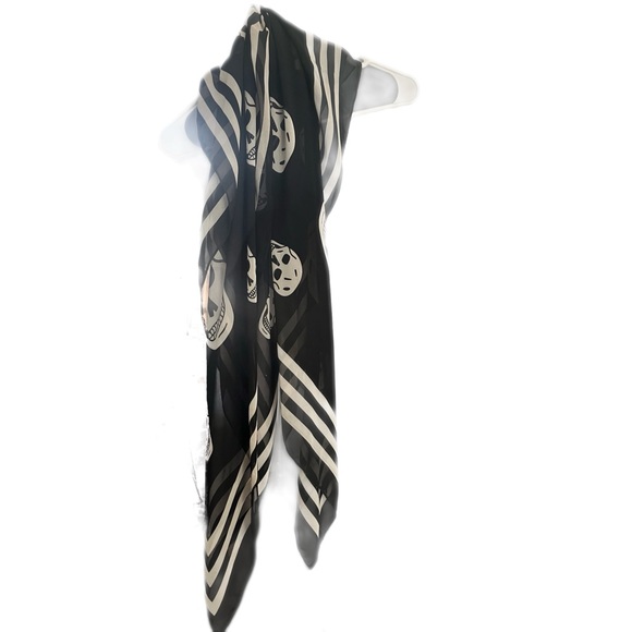 Classic Skull Scarf 🤍💀🖤 - Picture 4 of 6